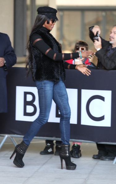 Naomi kept it cute and casual in skinny jeans and a black fur.