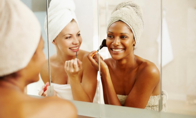 woman putting on her makeup