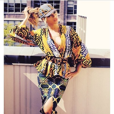 Root your mixed print look in one color.