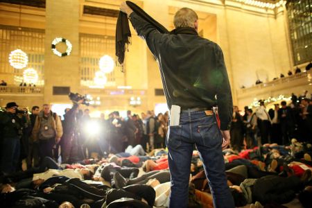 White Man Chokes Himself For Eric Garner
