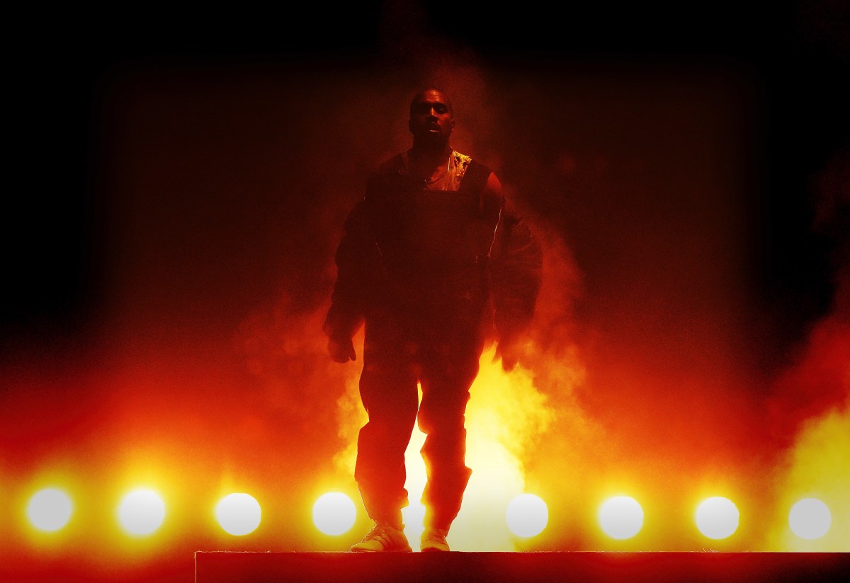 Kanye West Perform
