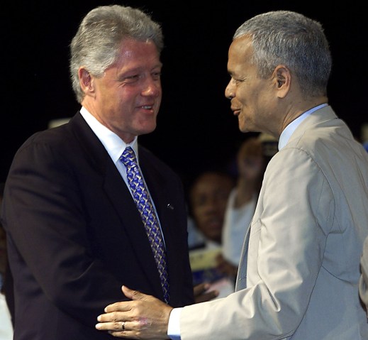 US President Bill Clinton (L) shakes hands with NA