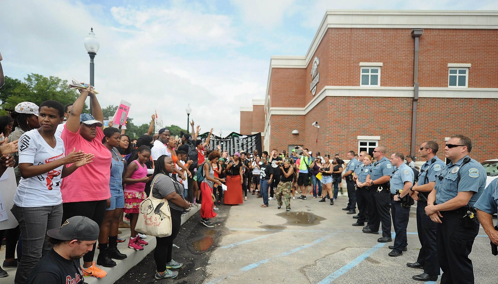 US-CRIME-RACE-POLICE-SHOOTING