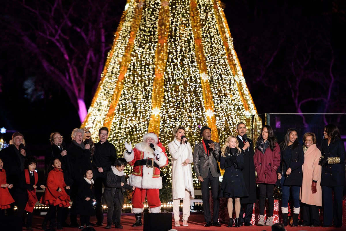 US-CHRISTMAS-TREE-OBAMA