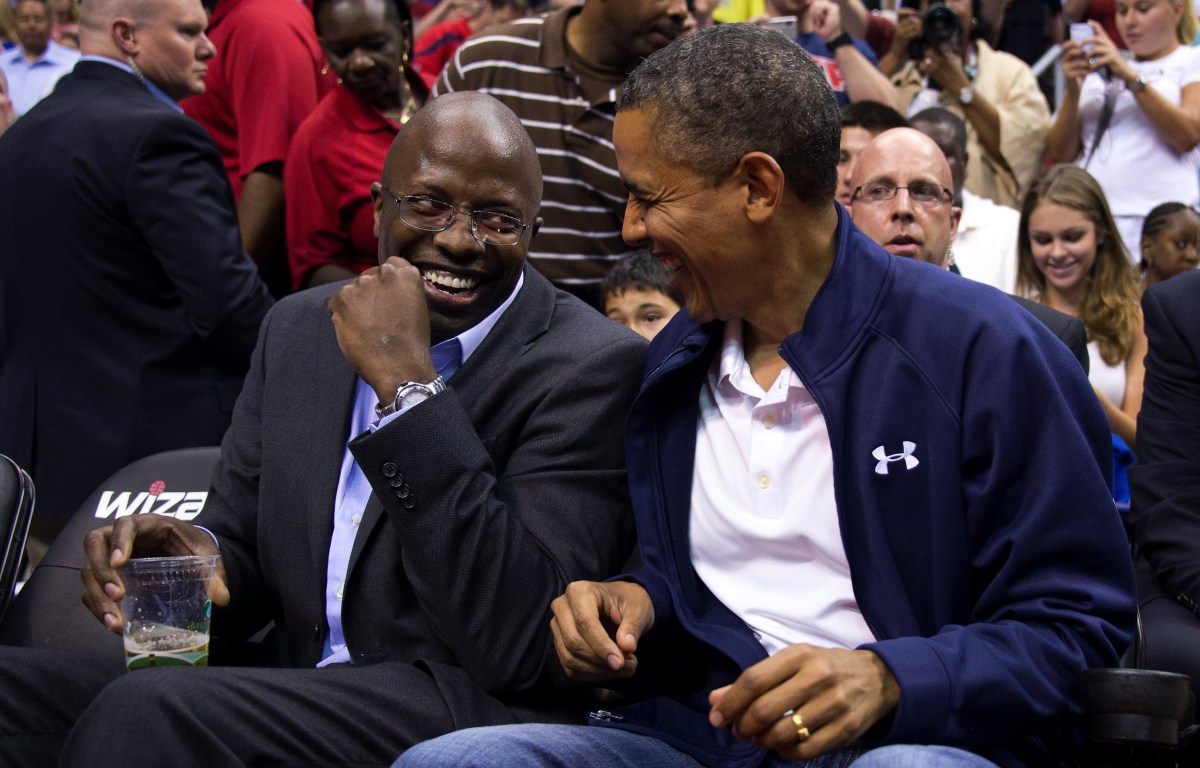 US President Barack Obama (R) shares a l