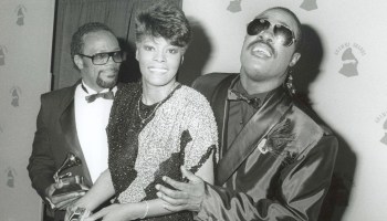 Stevie Wonder with Quincy Jones & Dionne Warwick at the Grammy Awards 2/86
