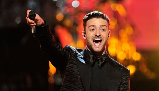 Сколько лет исполни. Justin Timberlake. Джастин Тимберлейк на сцене. Джастин Тимберлейк с микрофоном. Концерт Джастина Тимберлейка.