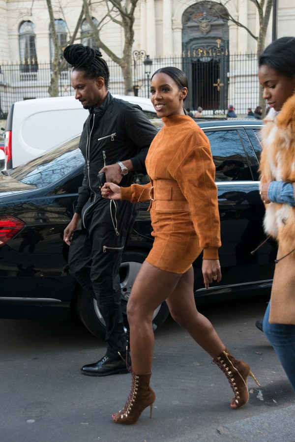 Street Style -Paris Fashion Week : Day Three Womenswear Fall Winter 2016/2017
