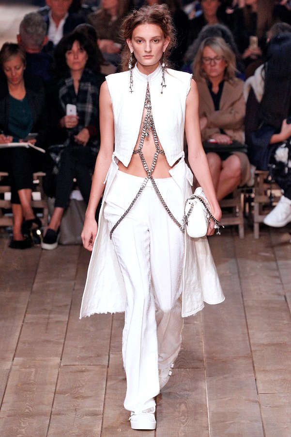 Alexander McQueen : Runway - Paris Fashion Week Womenswear Spring/Summer 2016