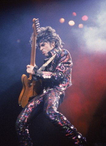 Prince Plays Guitar In Concert
