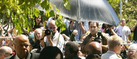 Singer Michael Jackson (L) and sister Janet Jackson walk back to courthouse after greeting fans duri
