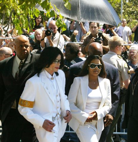 Singer Michael Jackson (L) and sister Janet Jackson walk back to courthouse after greeting fans duri