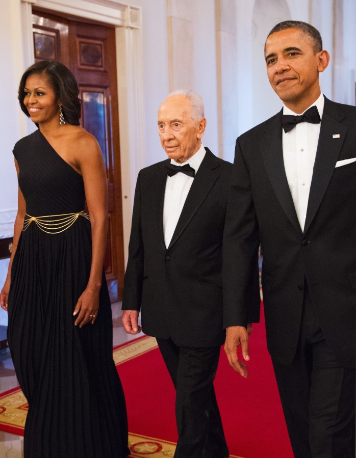 US President Barack Obama (R) and First
