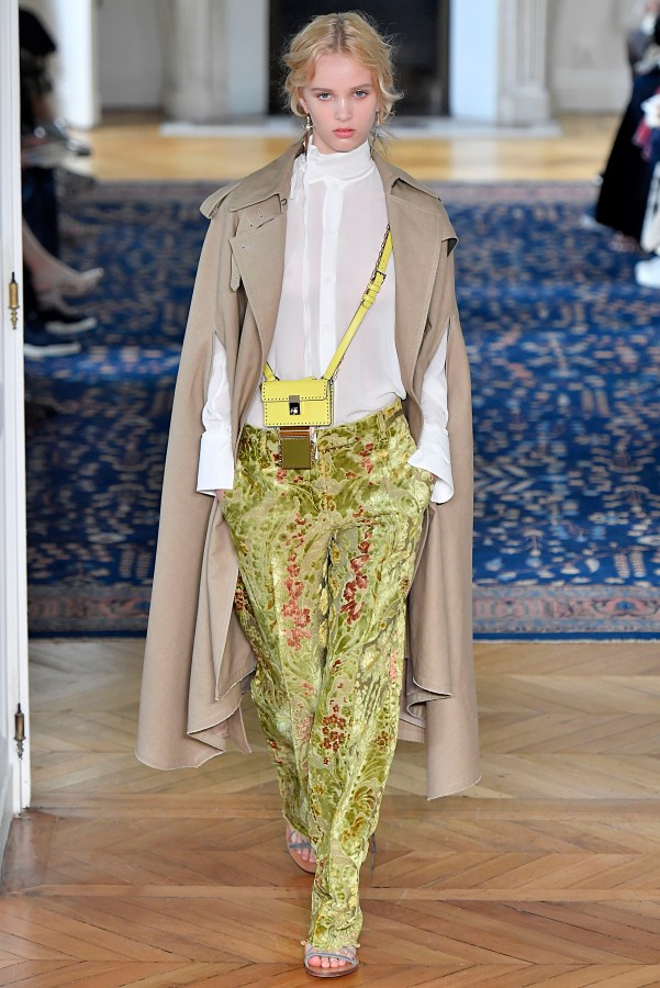 Valentino : Runway - Paris Fashion Week Womenswear Spring/Summer 2017