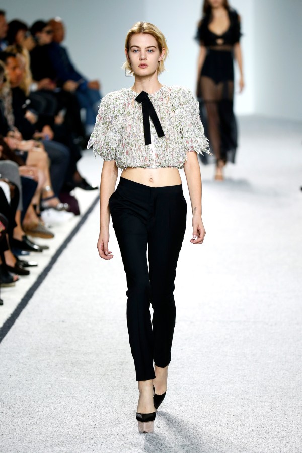 Giambattista Valli : Runway - Paris Fashion Week Womenswear Spring/Summer 2017