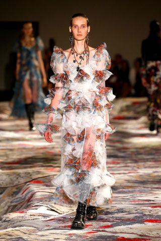 Alexander McQueen : Runway - Paris Fashion Week Womenswear Spring/Summer 2017