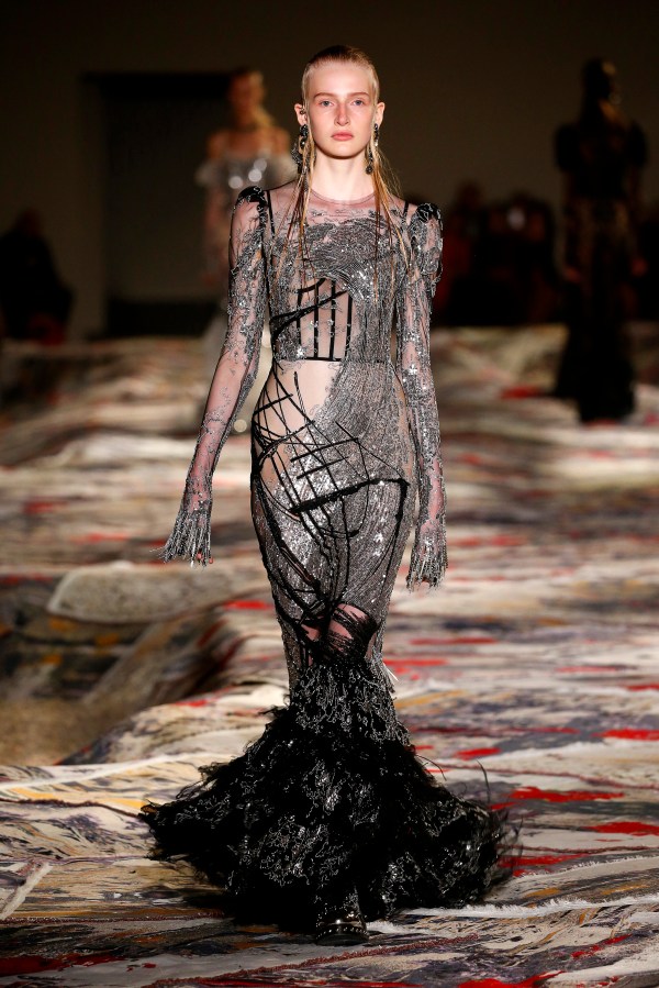 Alexander McQueen : Runway - Paris Fashion Week Womenswear Spring/Summer 2017