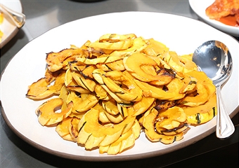 Erykah Badu Hosts Soul Train Soul Food Vegan Dinner Party