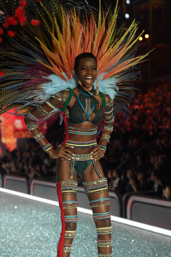 2016 Victoria's Secret Fashion Show in Paris - Show