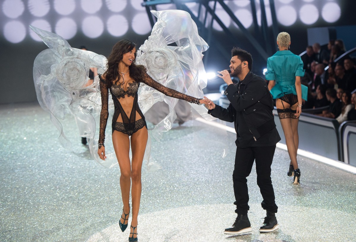 2016 Victoria's Secret Fashion Show in Paris - Show