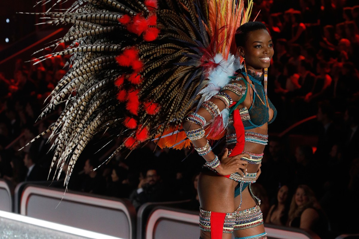 2016 Victoria's Secret Fashion Show in Paris - Show
