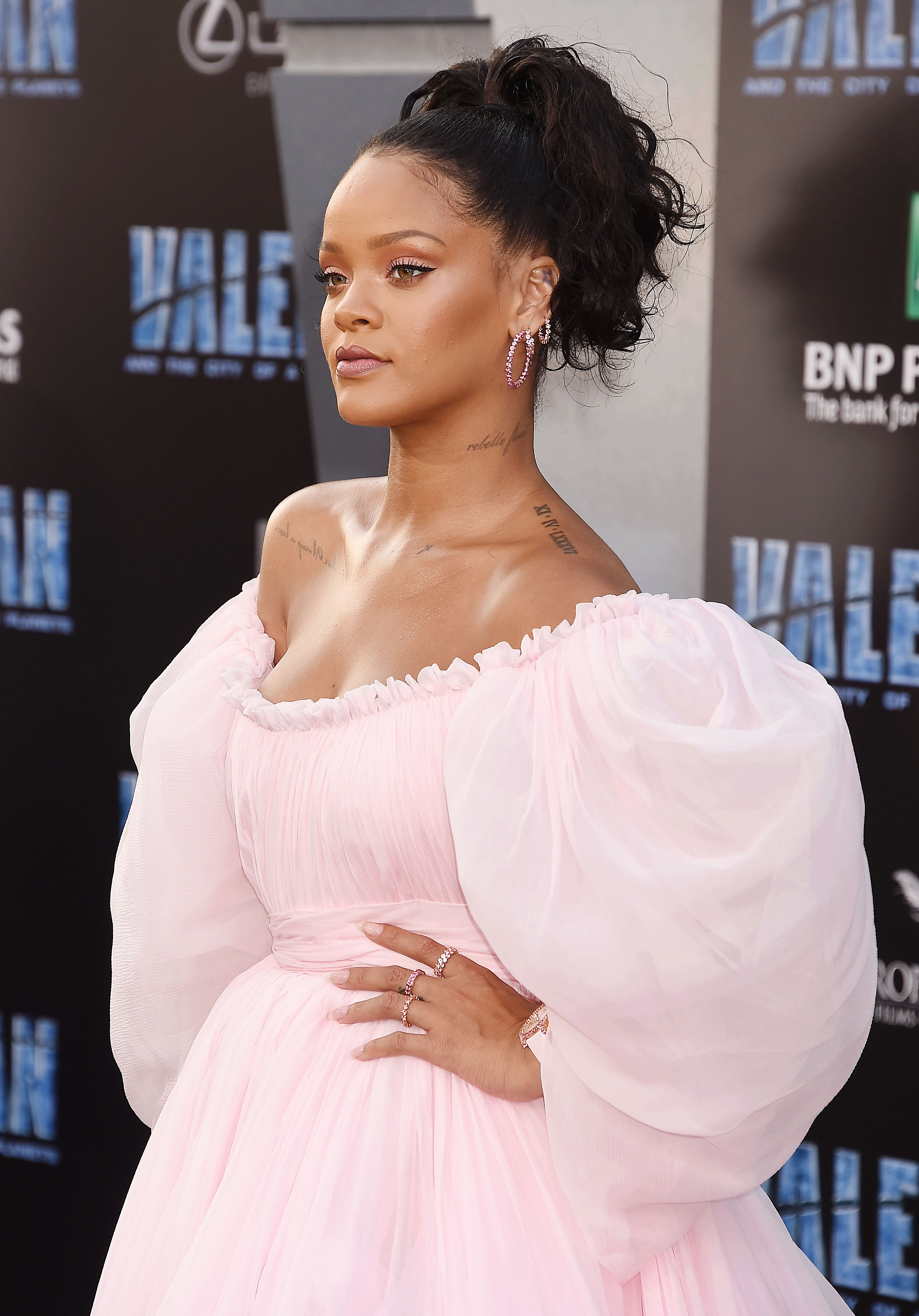 Rihanna kissed. Рианна певица. Рианна вышла в свет. Певица 2017. Рианна в розовом.
