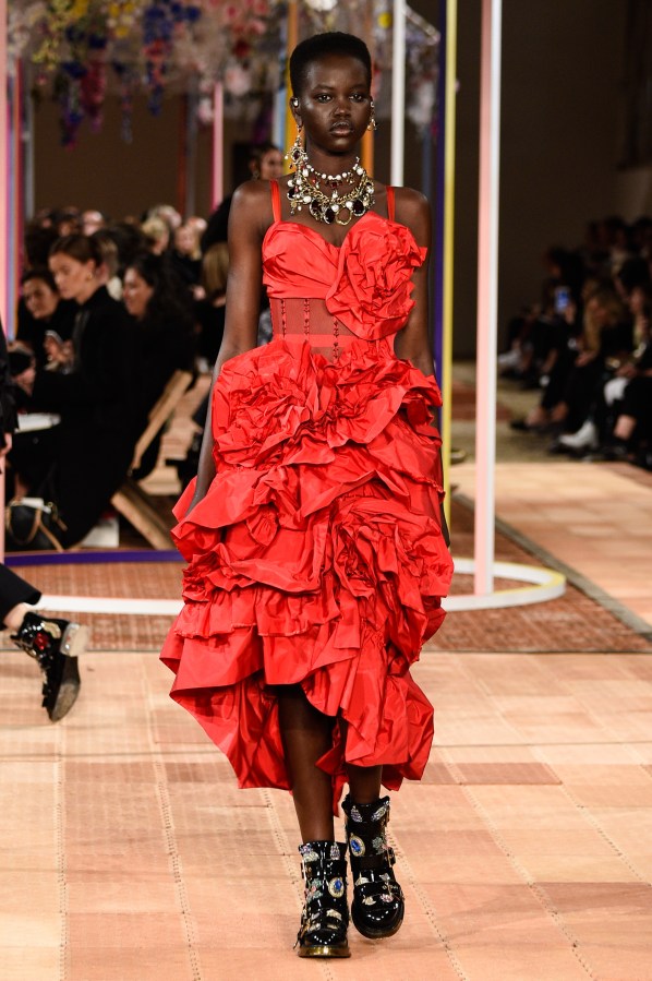 Alexander McQueen : Runway - Paris Fashion Week Womenswear Spring/Summer 2018