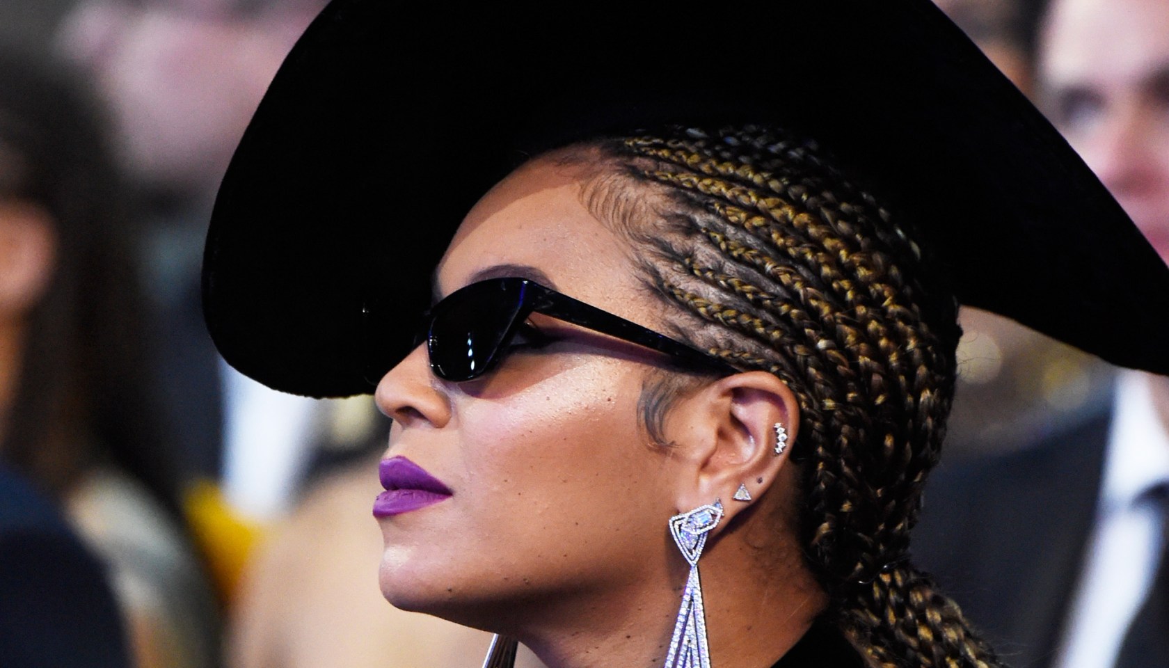 LET'S MAKEUP: 7 Steps to Beyonce's Dramatic Grammy Look