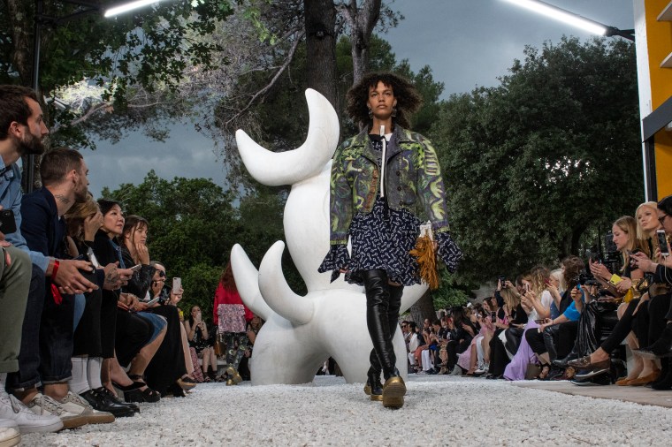 Louis Vuitton 2019 Cruise Collection : Runway