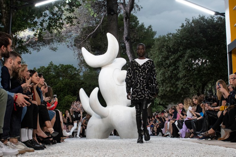 Louis Vuitton 2019 Cruise Collection : Runway