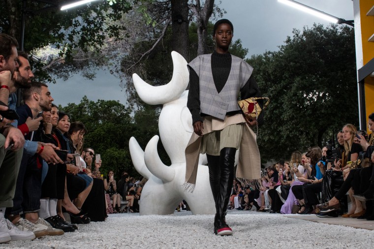 Louis Vuitton 2019 Cruise Collection : Runway