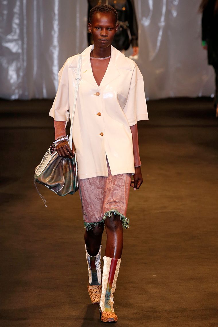 Acne Studios : Runway – Paris Fashion Week Womenswear Spring/Summer 2018