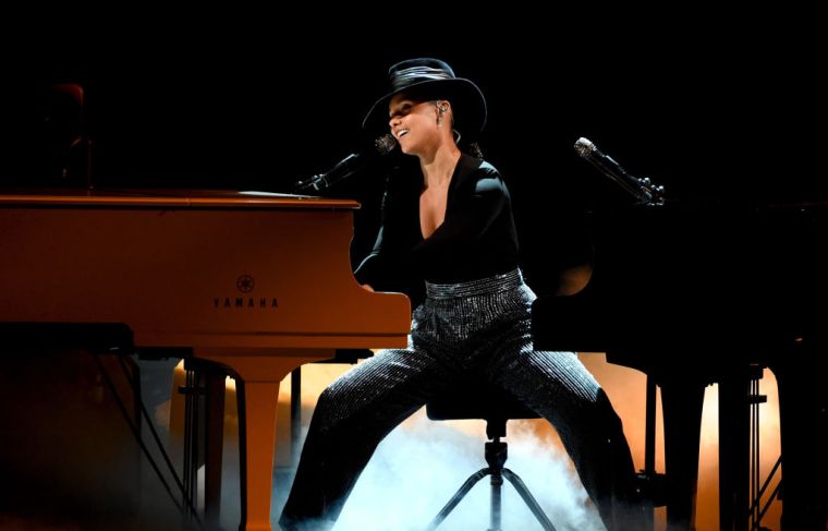 Alicia Keys Plays Two Pianos At One Time