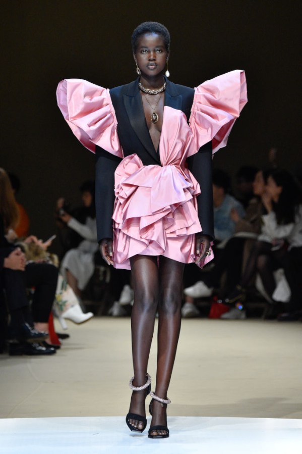 Alexander McQueen : Runway - Paris Fashion Week Womenswear Fall/Winter 2018/2019