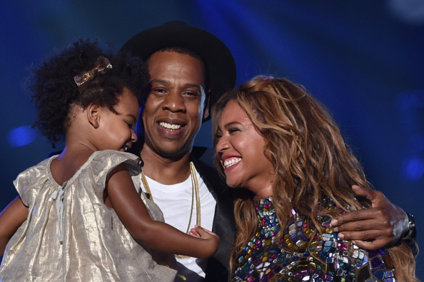 BLUE IVY AND HER PARENTS AT THE MTV VIDEO MUSIC AWARDS, 2014