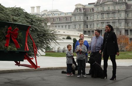 MICHELLE OBAMA RECEIVED THE WHITE HOUSE CHRISTMAS TREE, 2016