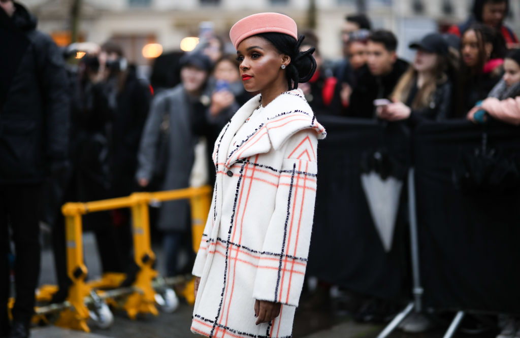 Street Style - Paris Fashion Week - Womenswear Fall/Winter 2020/2021 : Day Seven