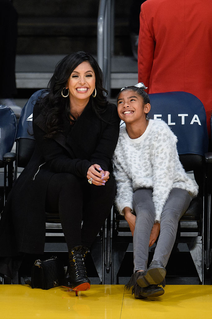 GIANNA AND VANESSA BRYANT AT THE LOS ANGELES LAKERS GAME, 2015