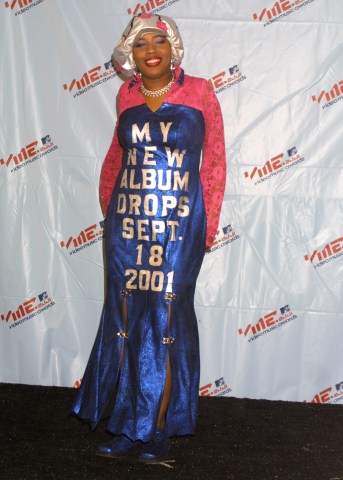 Macy Gray does self promotion backstage at the 2001 MTV Video Music Awards at Lincoln Center in NYC 9/6/01