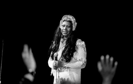 ARETHA FRANKLIN PERFORMS AT A CONCERT, 1991