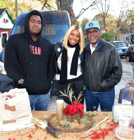 NeNe, Gregg and Brentt Leakes at the Thanksgiving Meal Giveaway