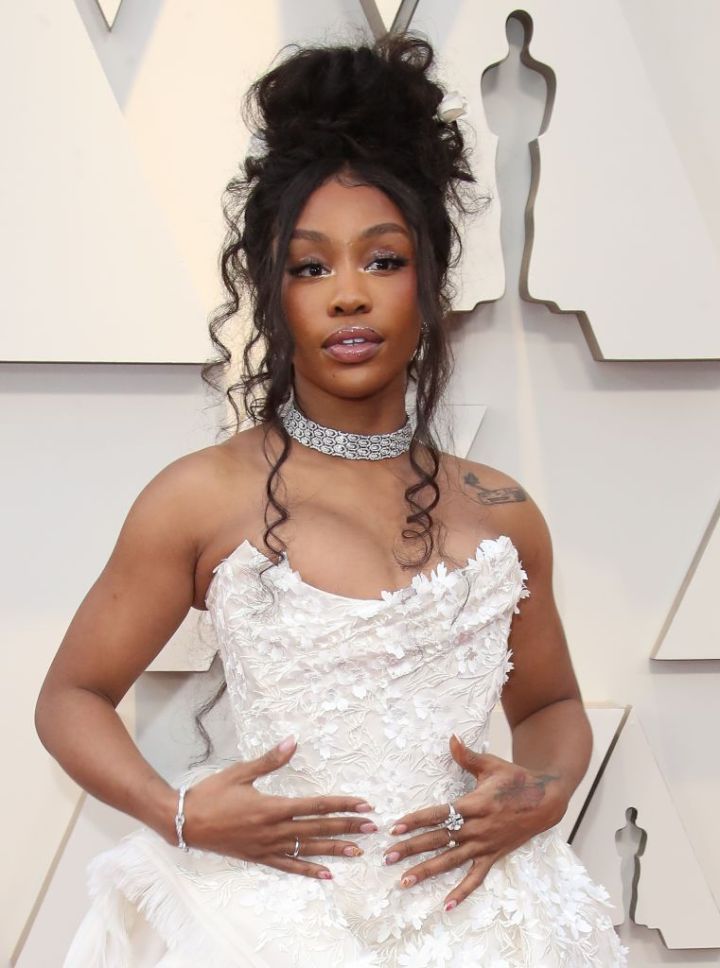 SZA's Curly Up Do