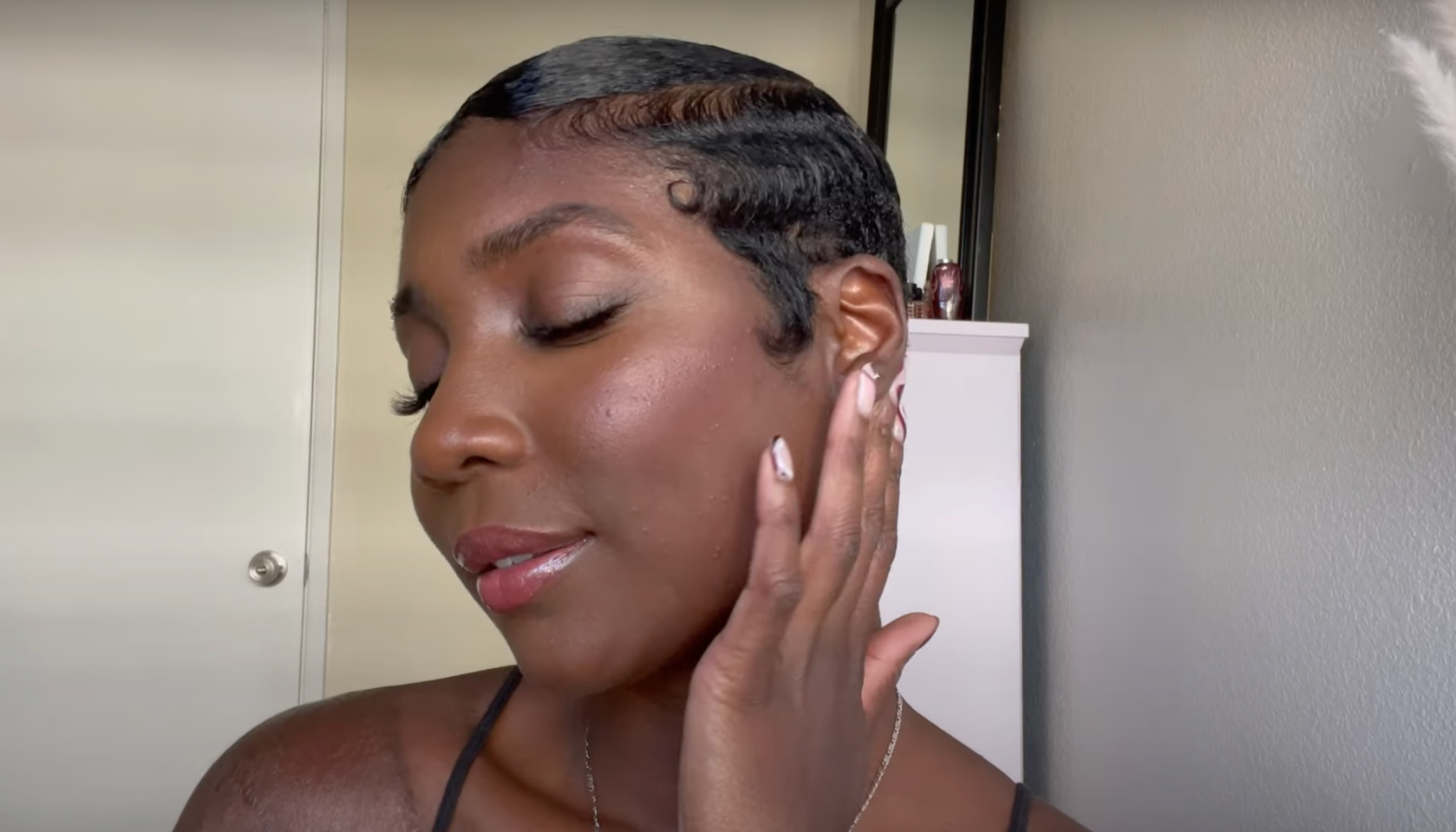 Anika Kai Minimal Makeup Tutorial