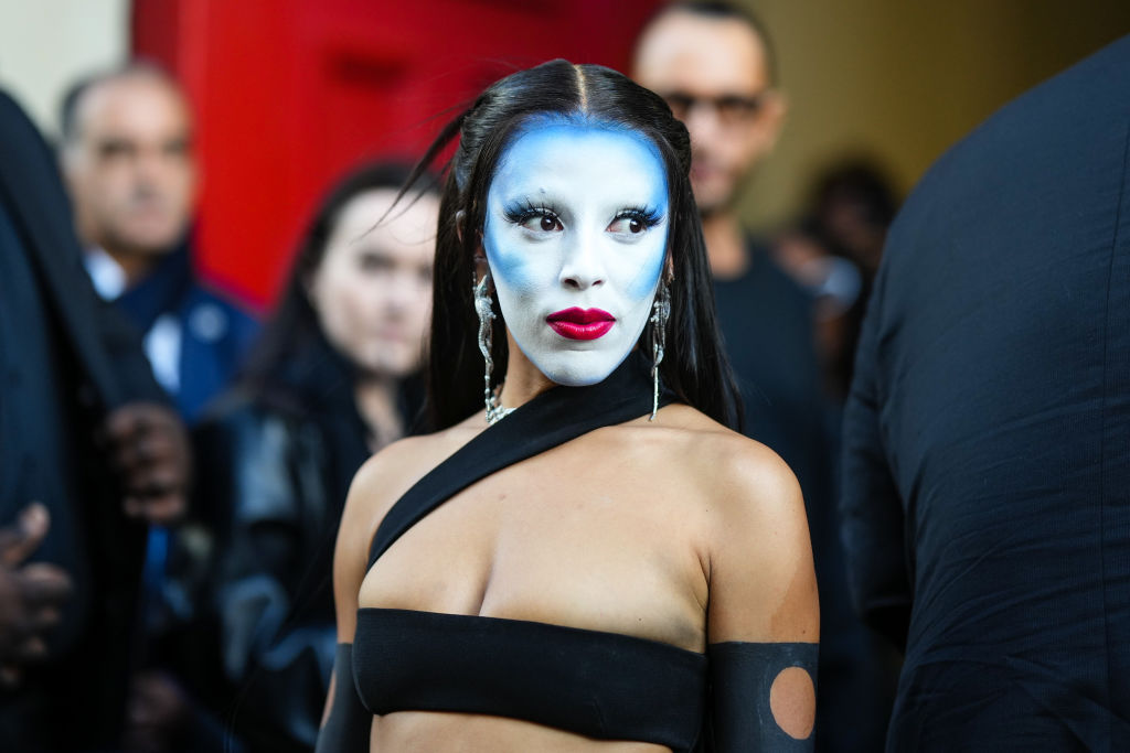 Street Style - Paris Fashion Week - Womenswear Spring/Summer 2023 : Day Six