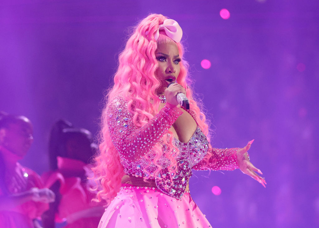Nicki Minaj: Purple and Pink Outfit