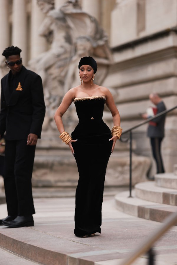 Street Style - Paris Fashion Week - Haute Couture Fall/Winter 2023/2024 - Day One