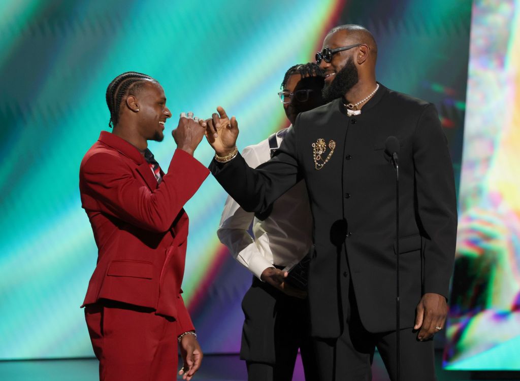 Lakers' LeBron James wears $28K Louis Vuitton outfit for NBA
