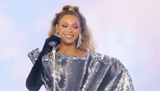 Beyoncé Stuns in Elie Saab During Seattle Tour Stop