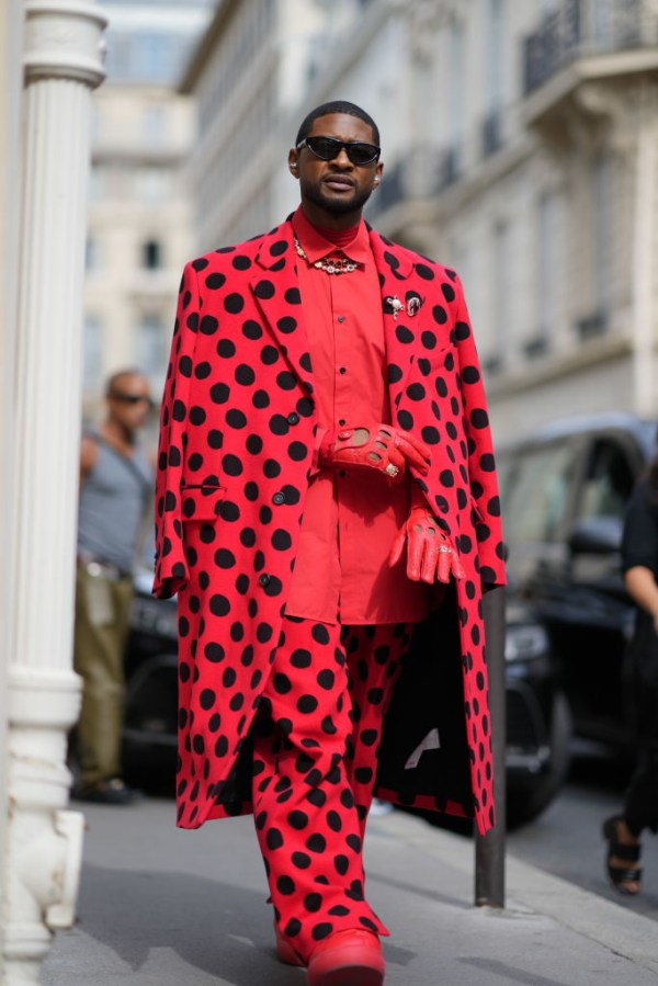 Street Style - Paris Fashion Week - Womenswear Spring/Summer 2024 - Day Three