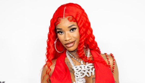 Sexyy Red Ditched Her Glasses At The BET HipHop Awards